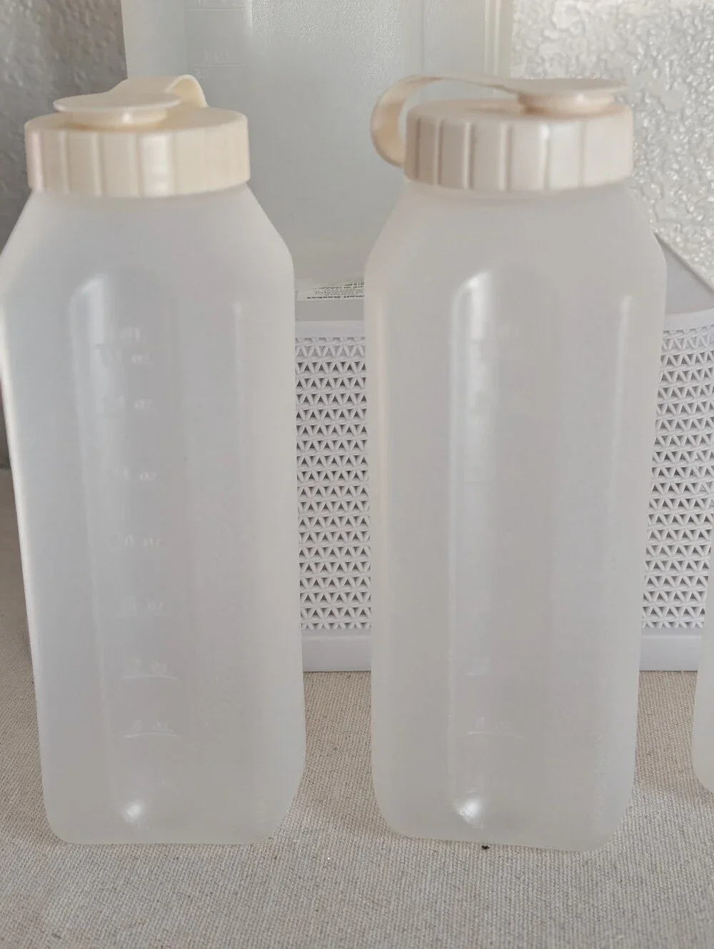 Rubbermaid 4 pc bundle pitcher bottles beige lids 1 QT 2 QT 2.75 QT plastic
